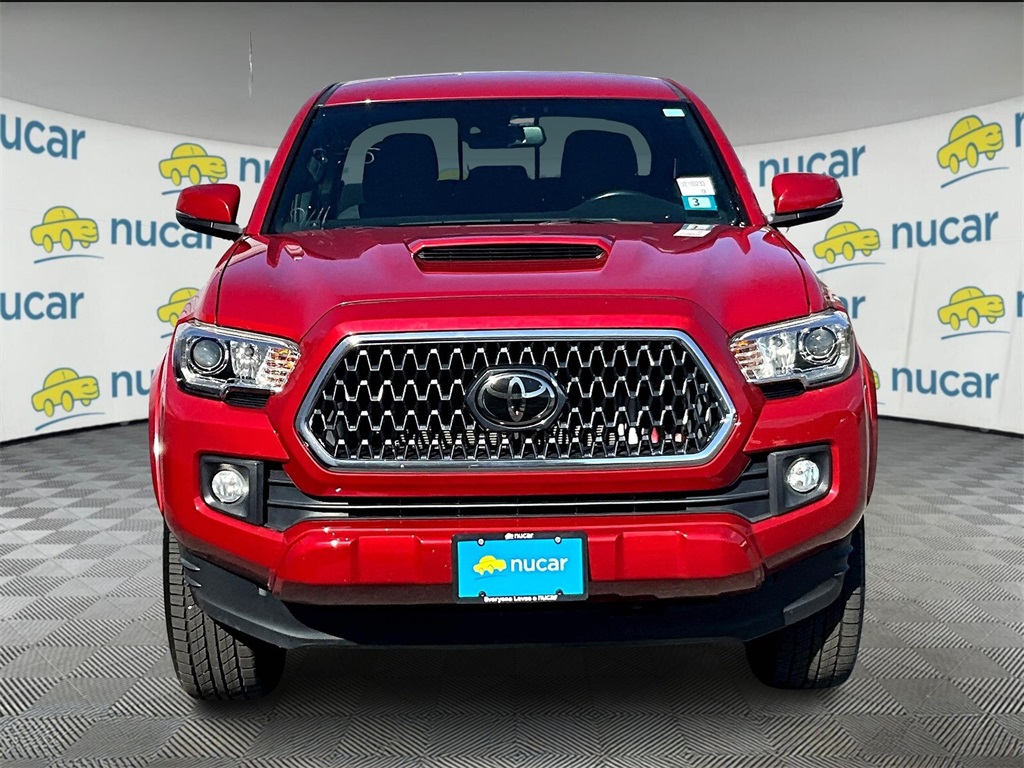 2019 Toyota Tacoma TRD Sport photo 2