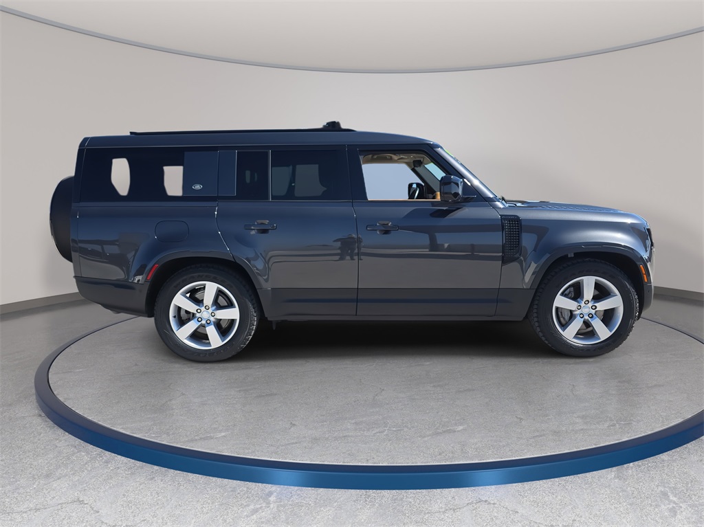 2023 Land Rover Defender 130 First Edition photo 2