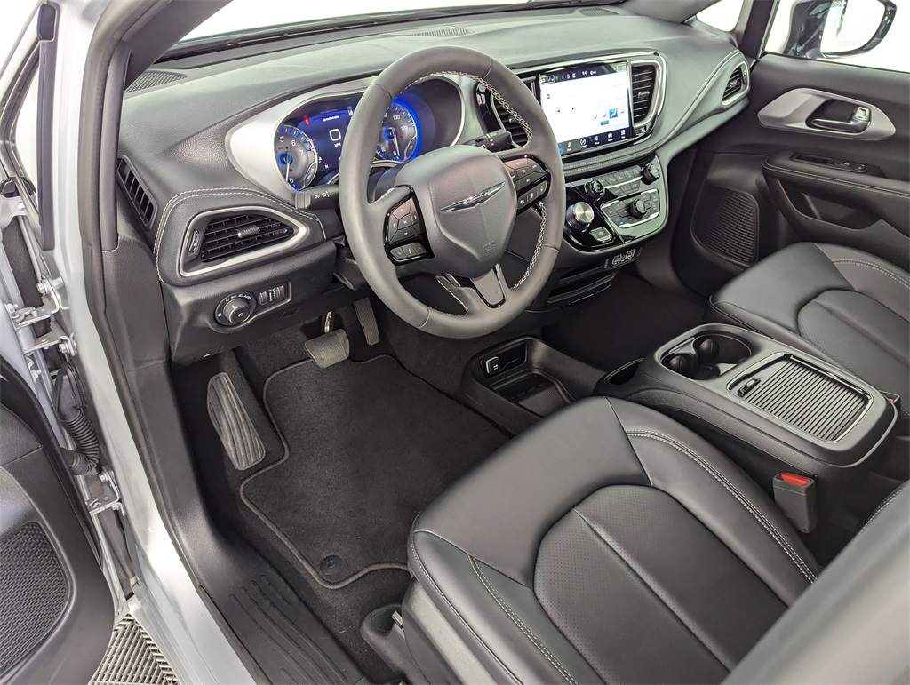 2024 Chrysler Pacifica Touring L photo 8