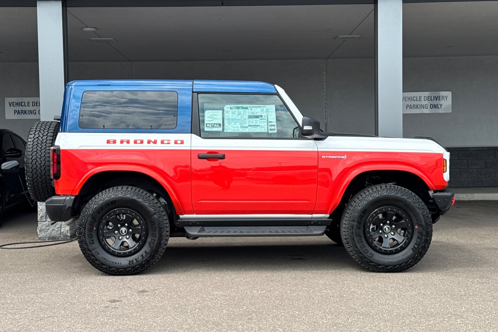 2025 Ford Bronco First Edition photo 2