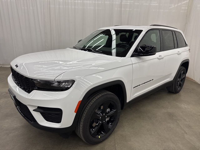 2025 Jeep Grand Cherokee Altitude photo 2