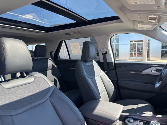 2025 Ford Explorer photo 2