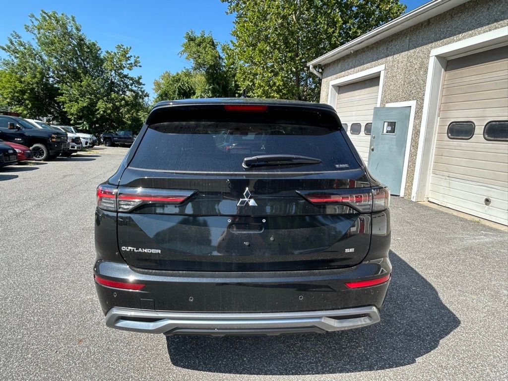 2025 Mitsubishi Outlander SE photo 3