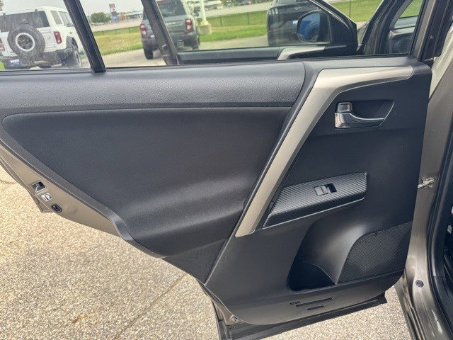 2015 Toyota RAV4 XLE photo 23