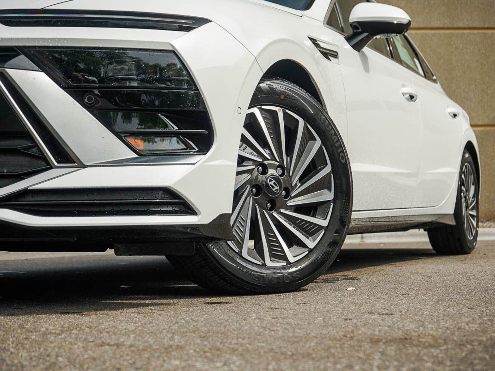 2025 Hyundai Sonata Hybrid Limited photo 2