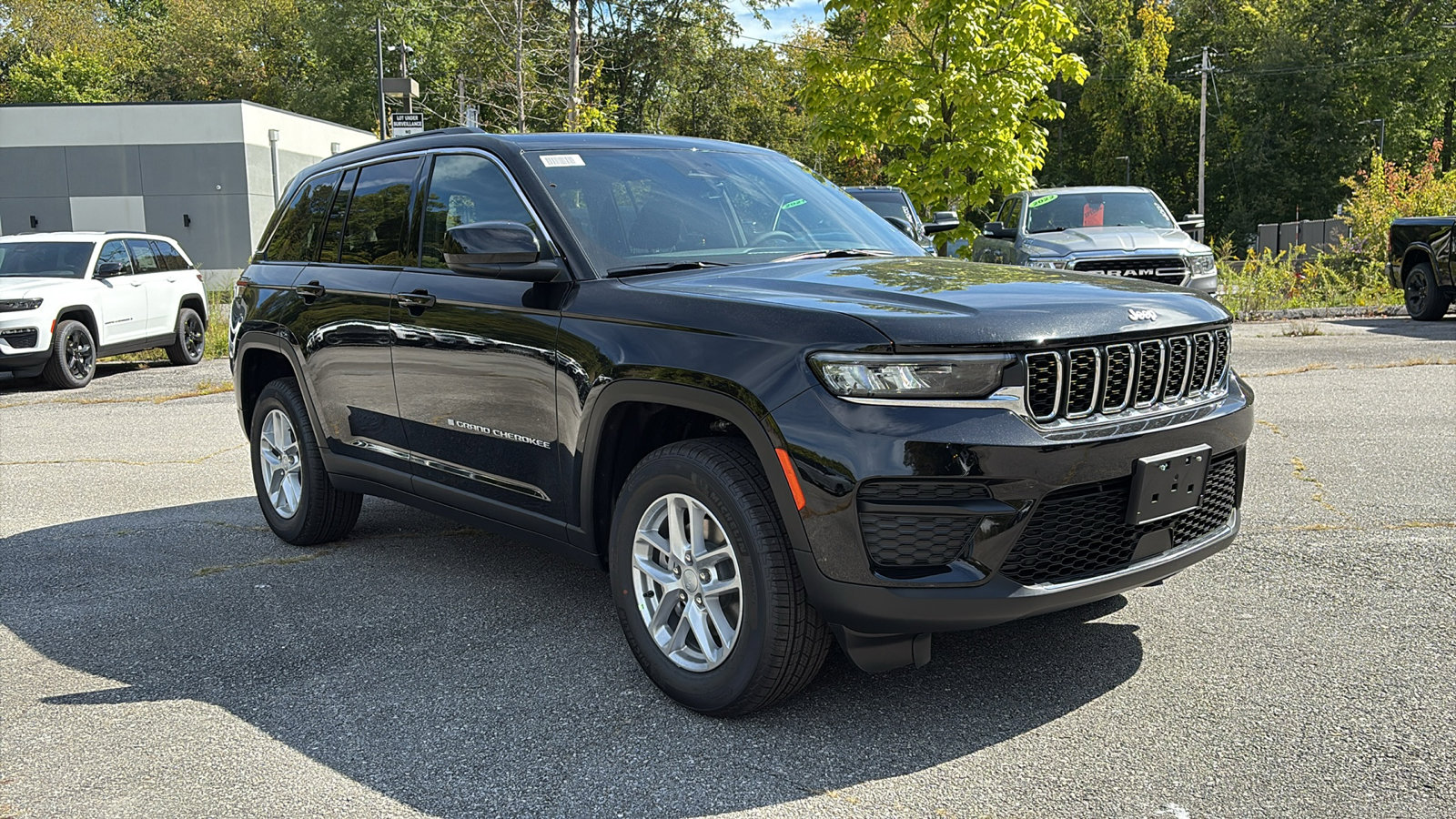 2025 Jeep Grand Cherokee Laredo photo 3