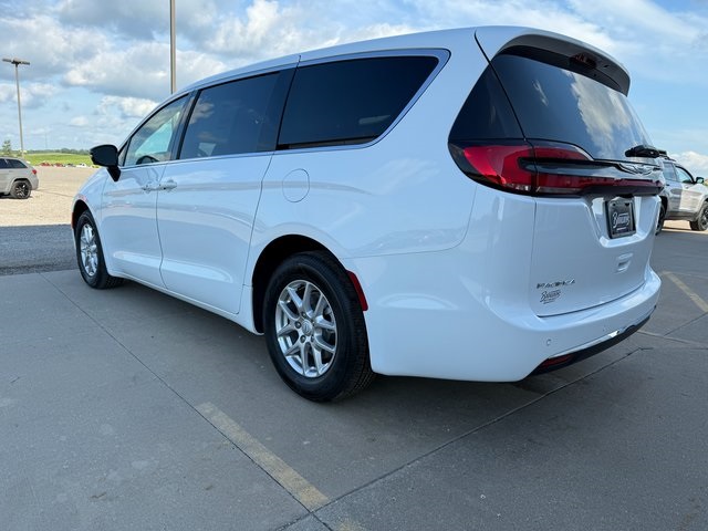 2026 Chrysler Pacifica photo 5