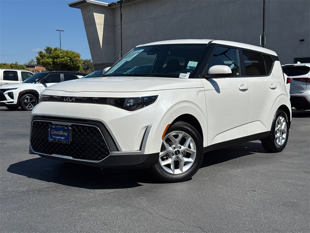 2023 Kia Soul LX photo 2