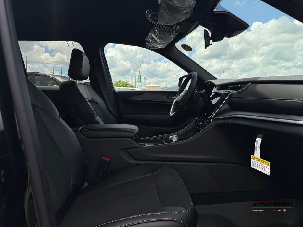 2025 Jeep Grand Cherokee Laredo Altitude photo 4