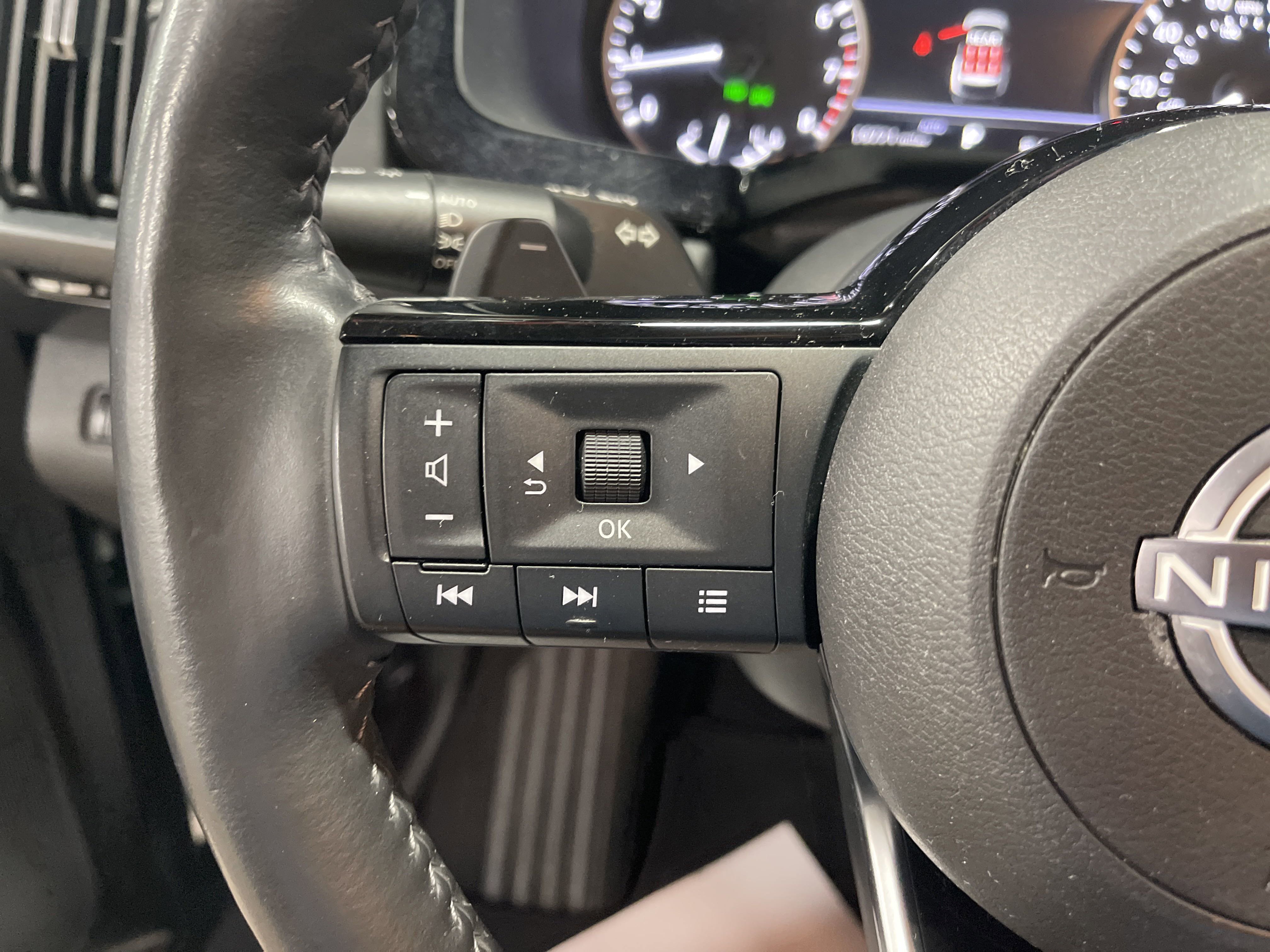 2024 Nissan Pathfinder SL photo 8