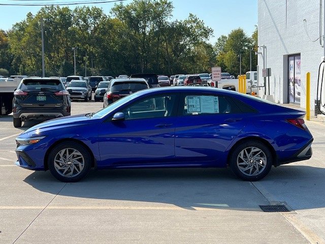 2024 Hyundai Elantra SEL photo 7