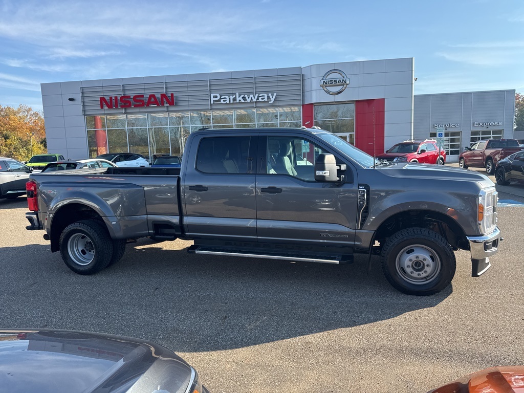 2023 Ford F-350 Super Duty XLT's photo