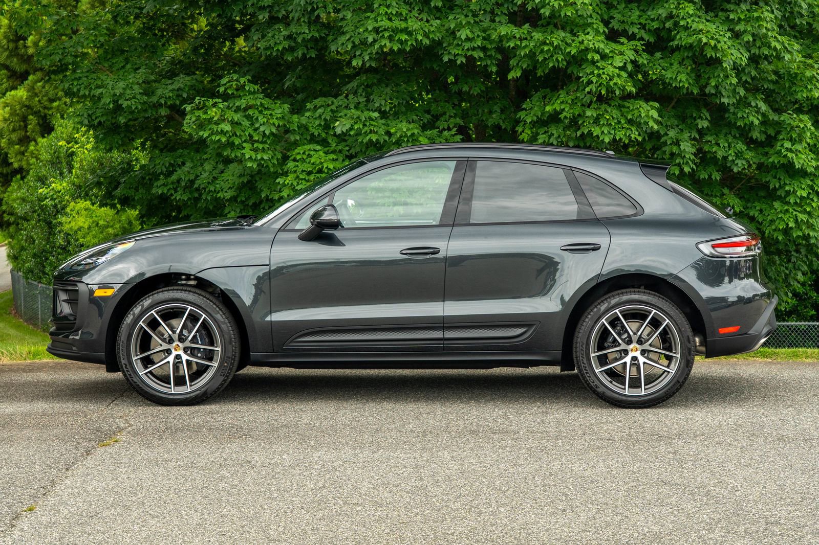 2025 Porsche Macan Base photo 2