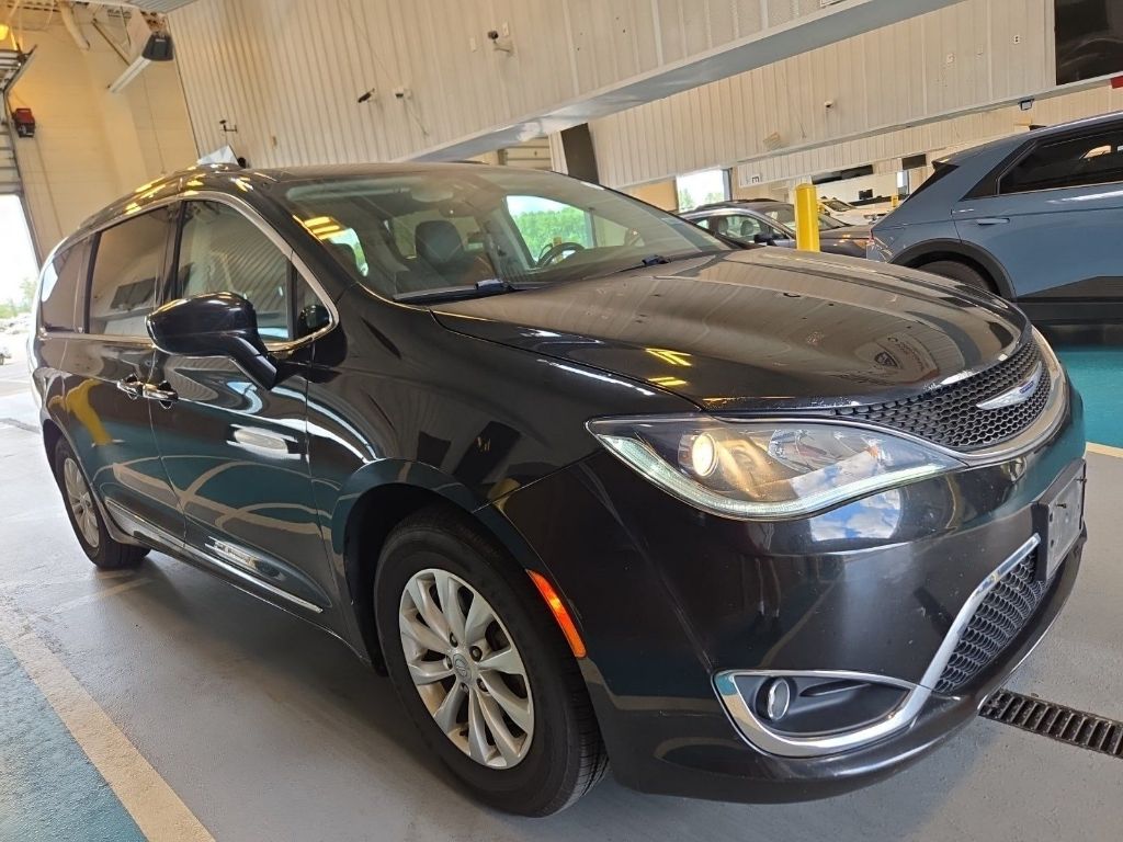 2019 Chrysler Pacifica Touring L photo 2