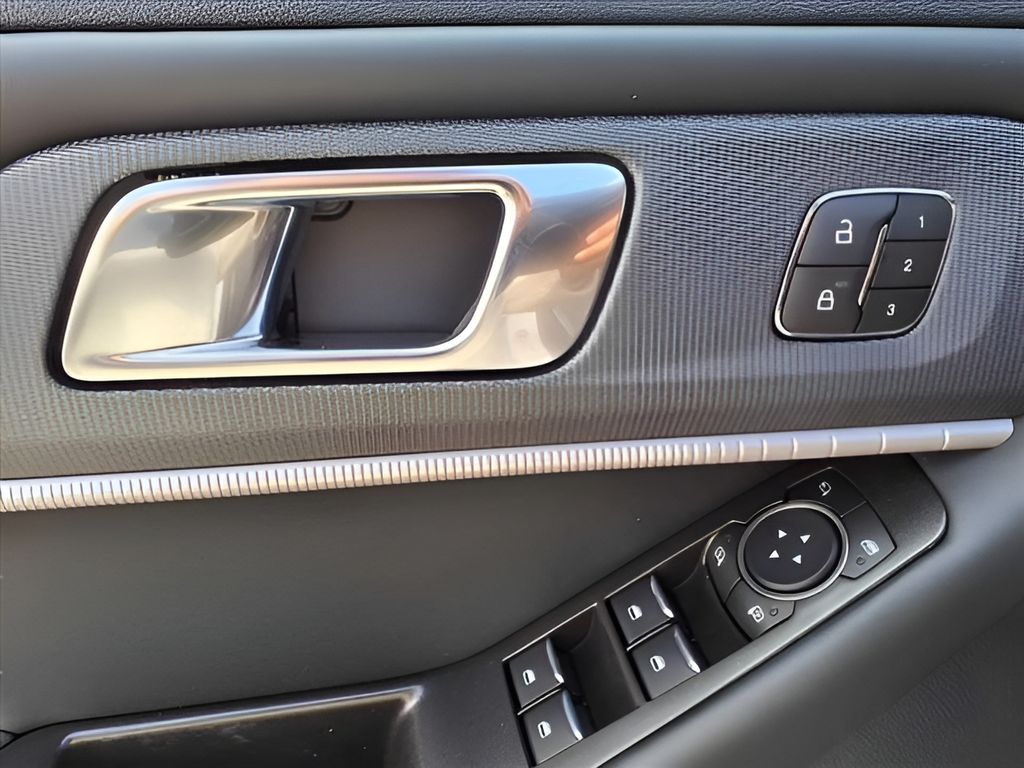 2025 Ford Explorer ST photo 15