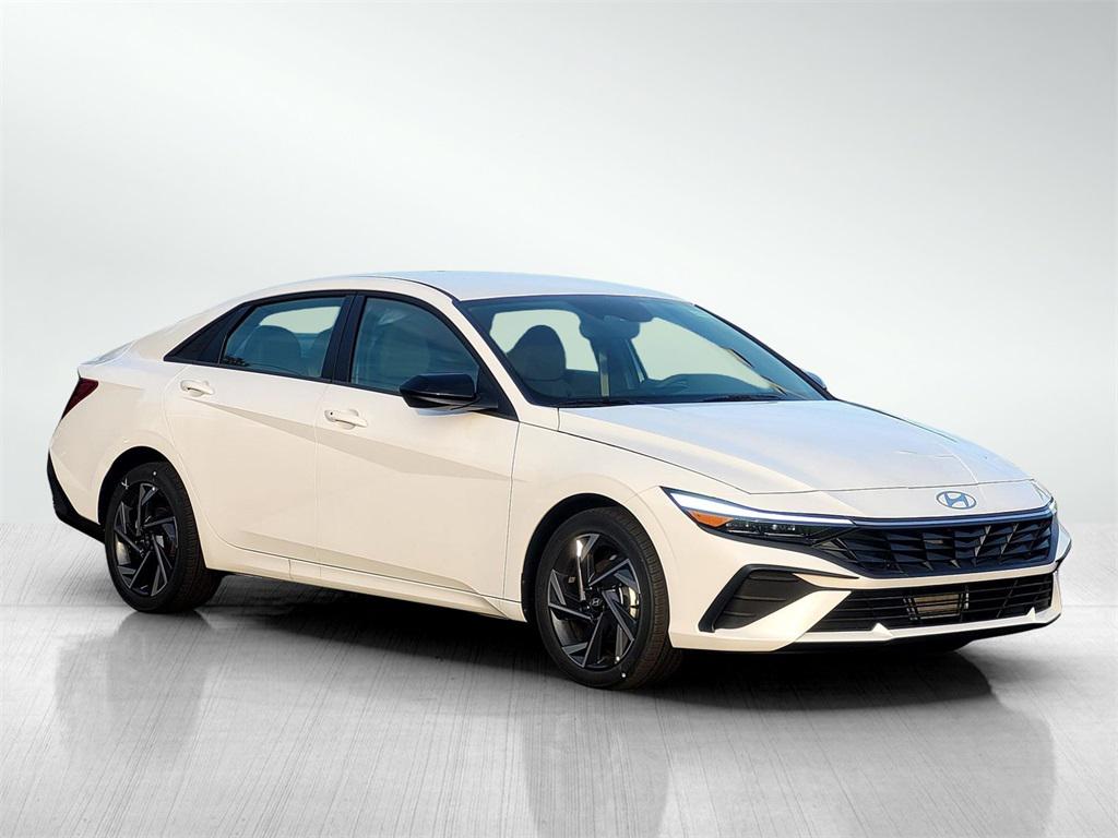 2025 Hyundai Elantra SEL Sport photo 2