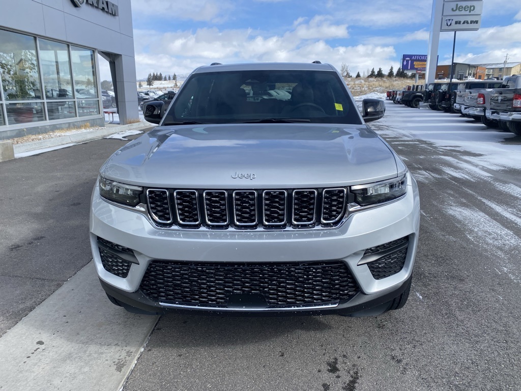 2025 Jeep Grand Cherokee Laredo photo 2