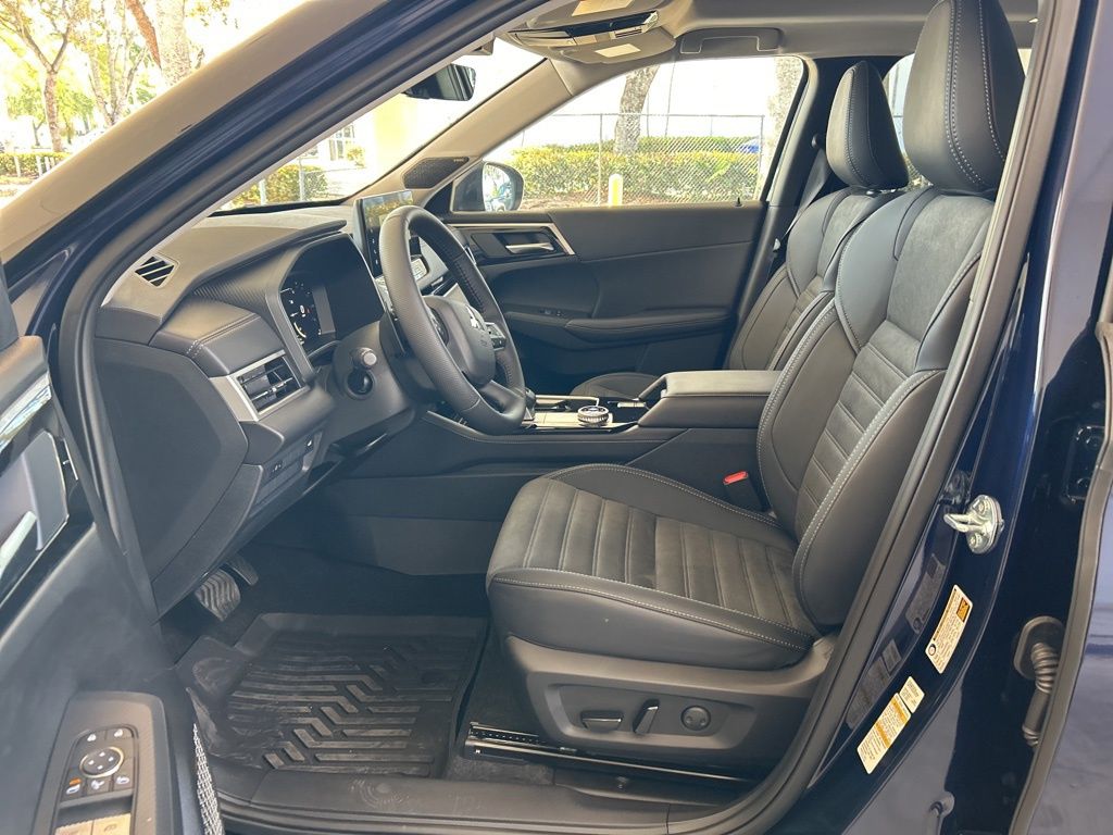 2025 Mitsubishi Outlander SE photo 4