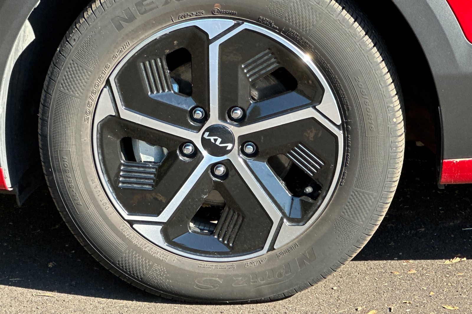 2023 Kia Niro LX photo 28