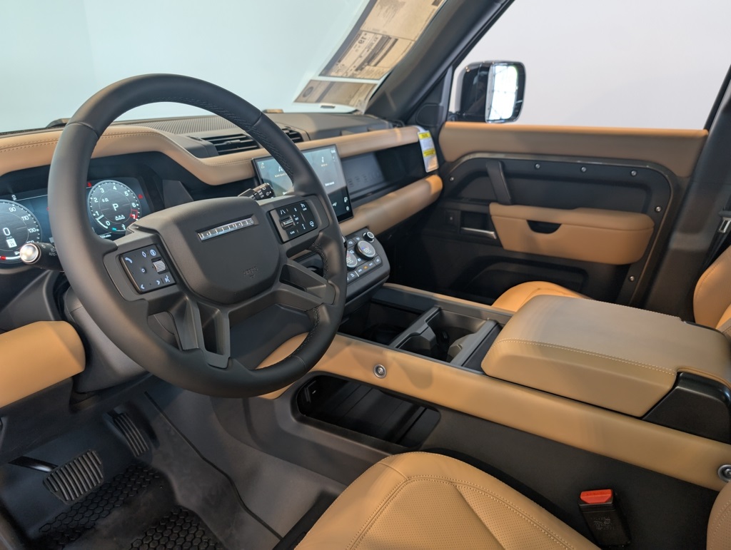 2025 Land Rover Defender 110 S photo 11
