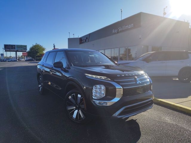 2025 Mitsubishi Outlander SE's photo