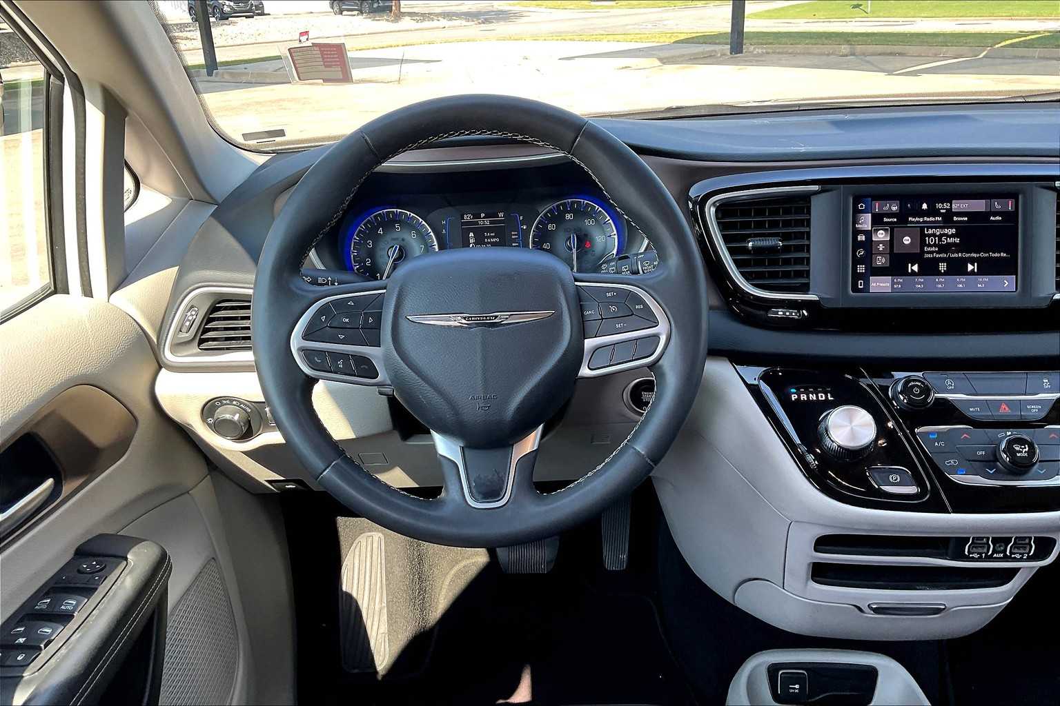 2023 Chrysler Voyager LX photo 4
