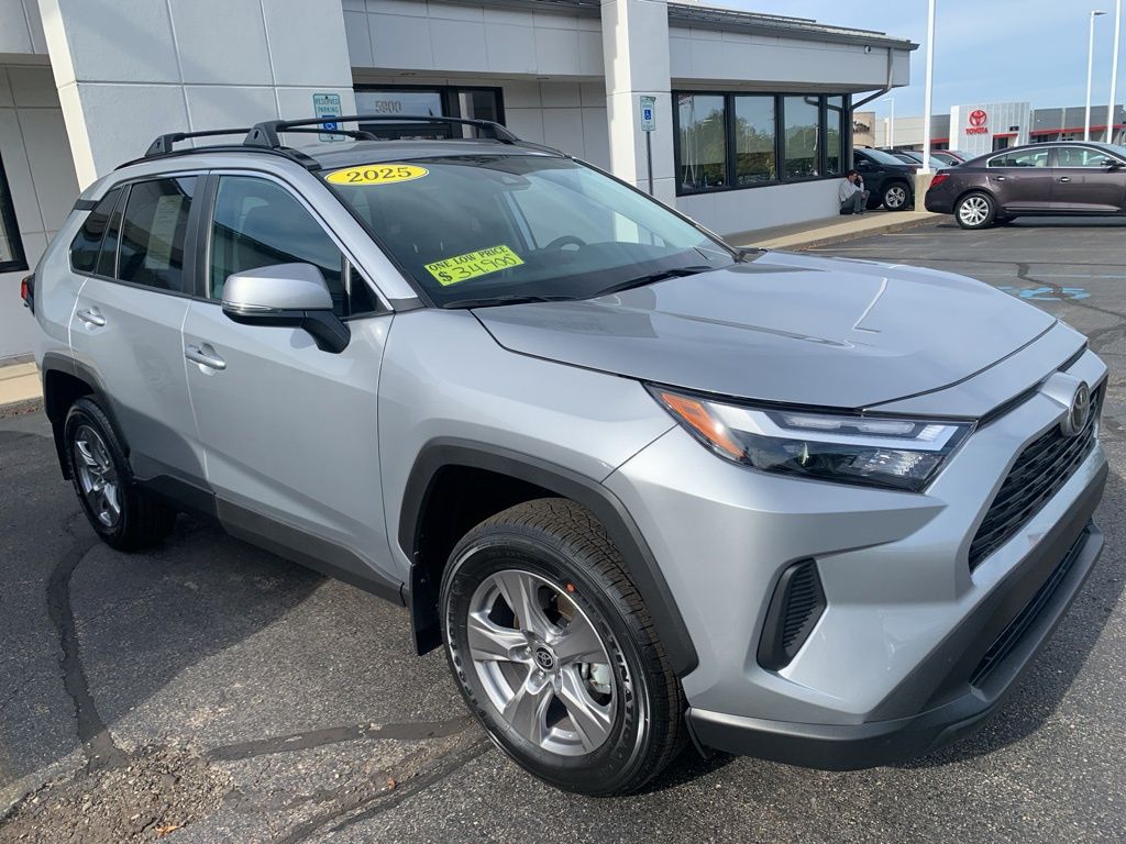 2025 Toyota RAV4 XLE photo 3