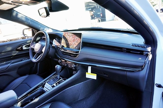 New 2026 Bright White Clear-Coat Exterior Paint Jeep Latitude image 11