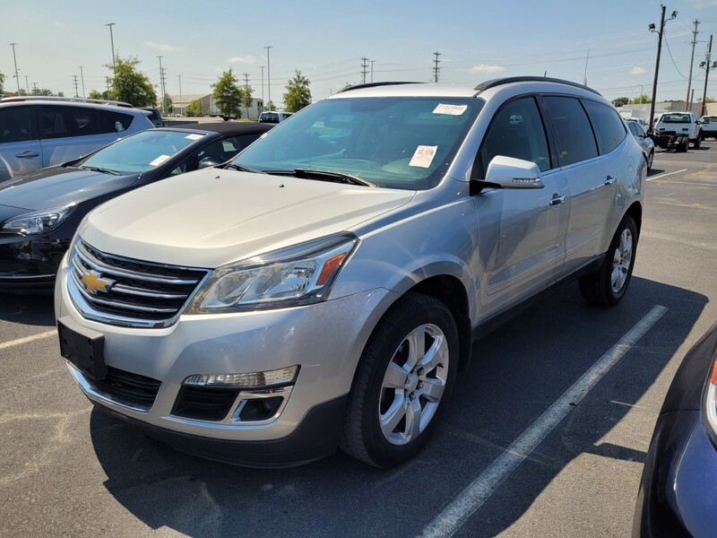 2017 Chevrolet Traverse 1LT photo 2