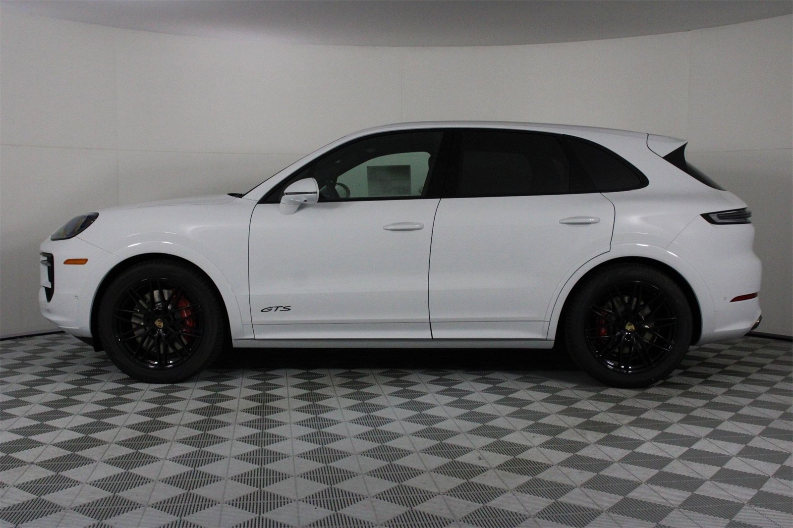 2026 Porsche Cayenne GTS photo 2