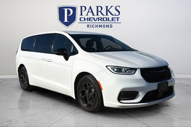 2024 Chrysler Pacifica PHEV Select's photo