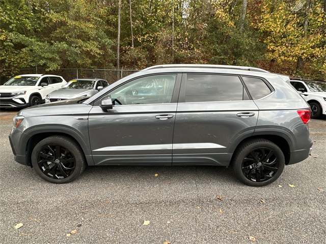 2022 Volkswagen Taos SE photo 2