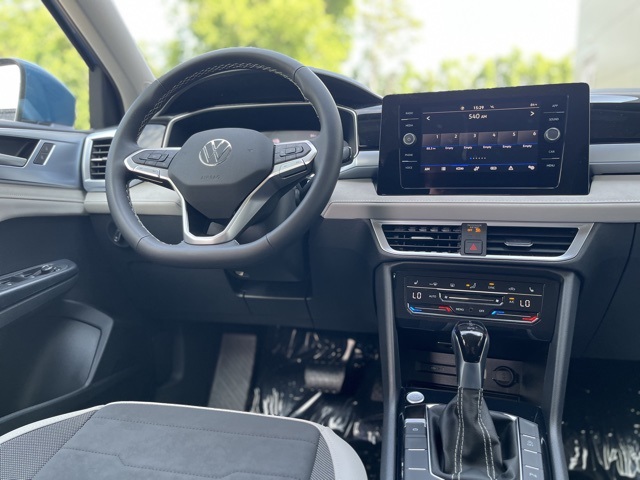 2025 Volkswagen Taos SE photo 5