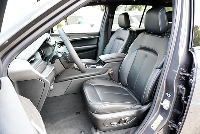 New 2025 Baltic Gray Metallic Clear-Coat Exterior Paint Jeep Limited image 18