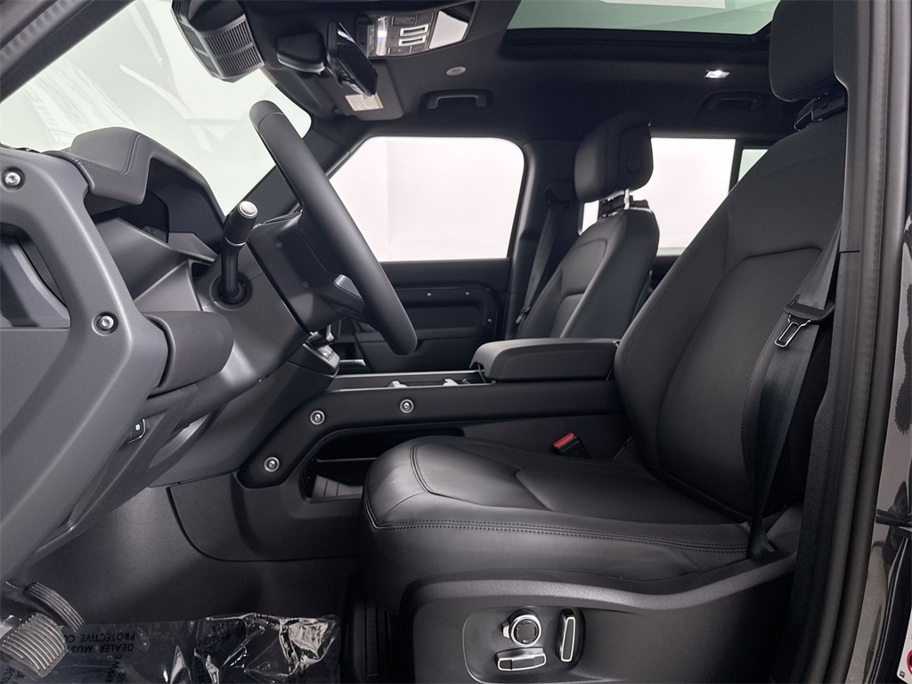 2025 Land Rover Defender 130 X-Dynamic SE photo 10