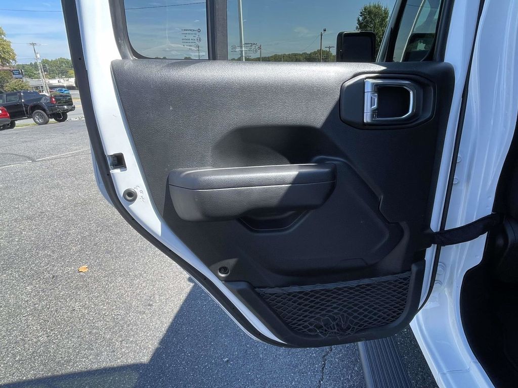 2021 Jeep Gladiator Sport photo 18