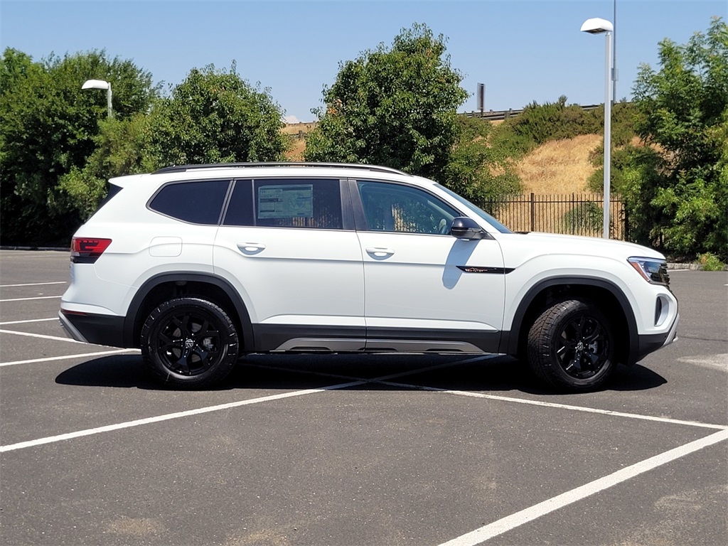 2025 Volkswagen Atlas Peak Edition SE photo 3