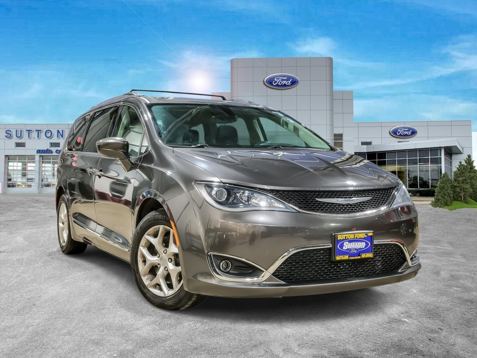 2017 Chrysler Pacifica Touring-L's photo
