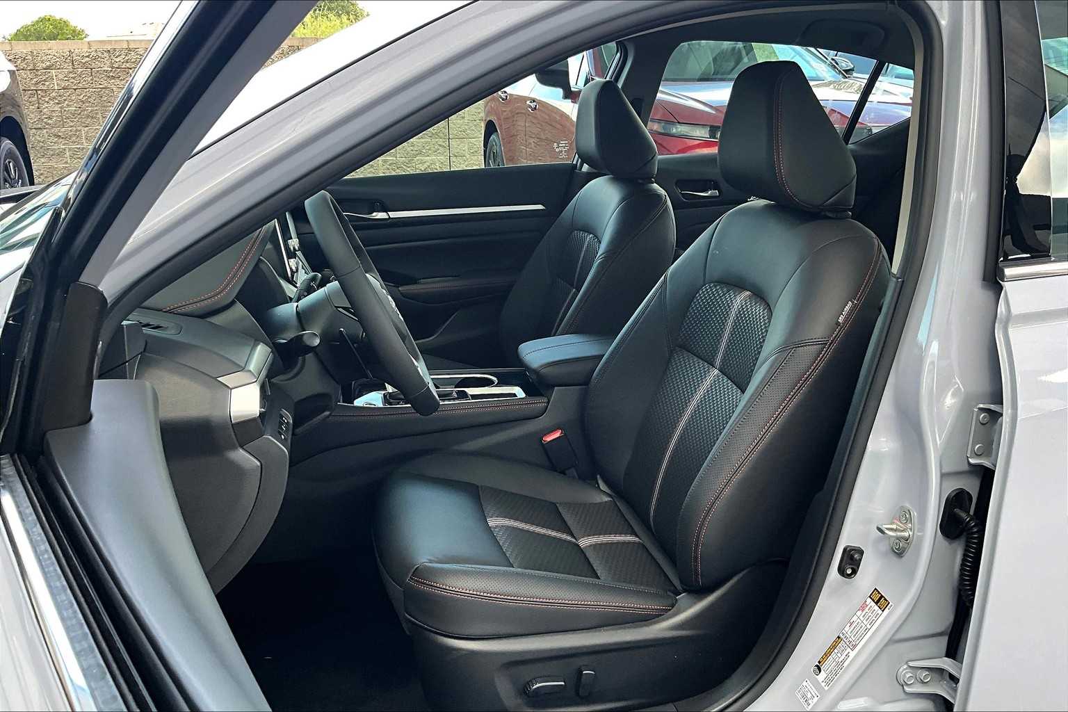 2025 Nissan Altima SR photo 13