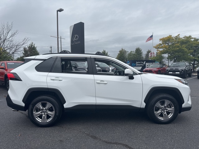 2022 Toyota RAV4 XLE photo 2