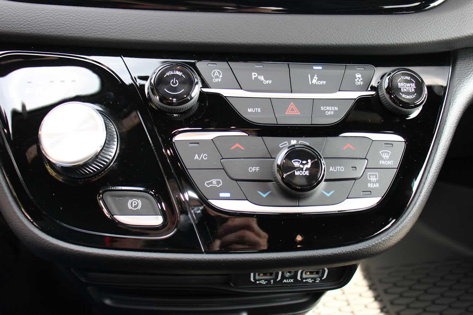 2025 Chrysler Voyager LX photo 26