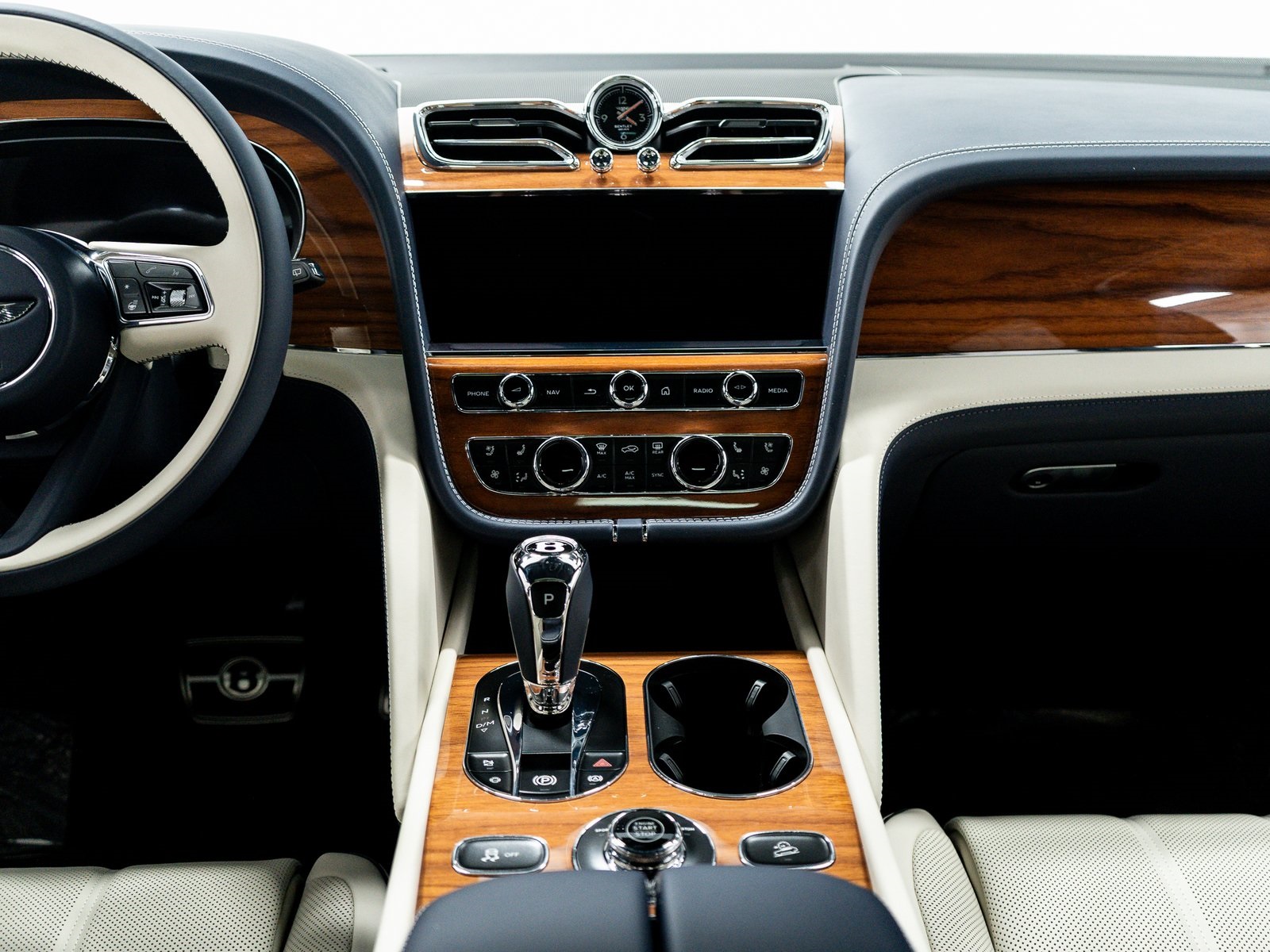 2025 Bentley Bentayga EWB Azure V8 photo 26