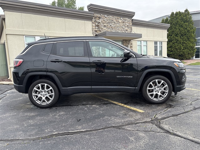 2022 Jeep Compass Latitude Lux photo 4