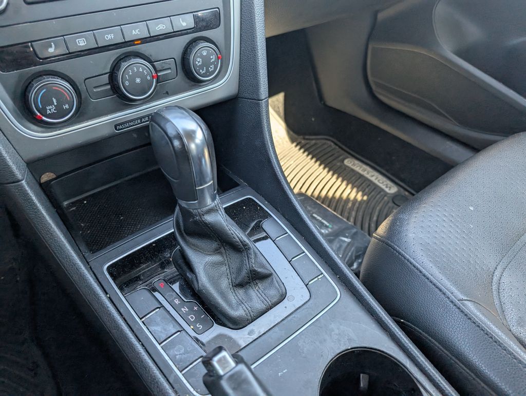 2014 Volkswagen Passat S photo 10