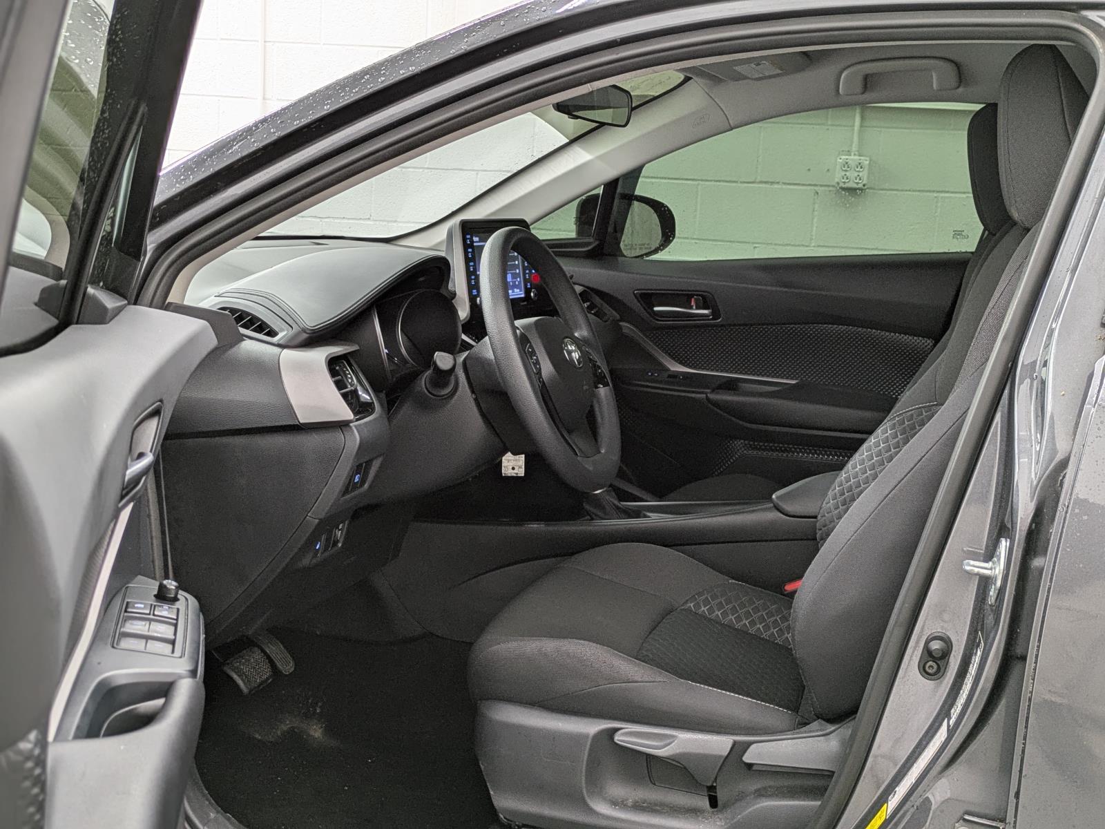 2020 Toyota C-HR LE photo 3