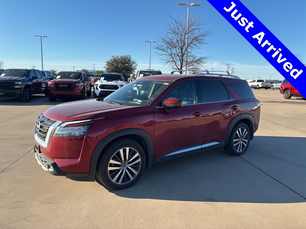 2022 Nissan Pathfinder Platinum's photo