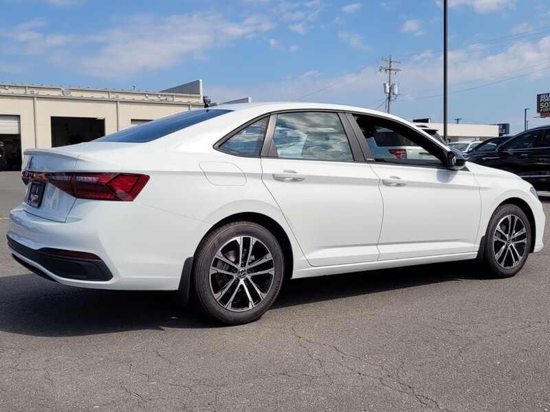 2025 Volkswagen Jetta 1.5T Sport photo 3
