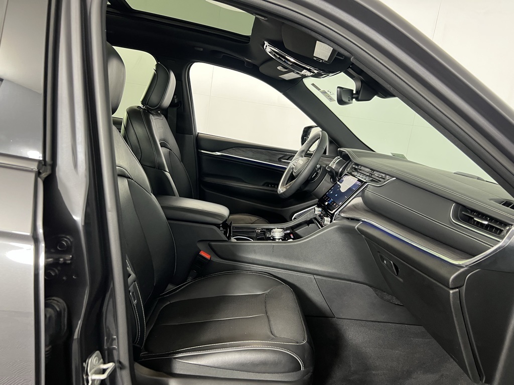 2023 Jeep Grand Cherokee Overland 4xe photo 24
