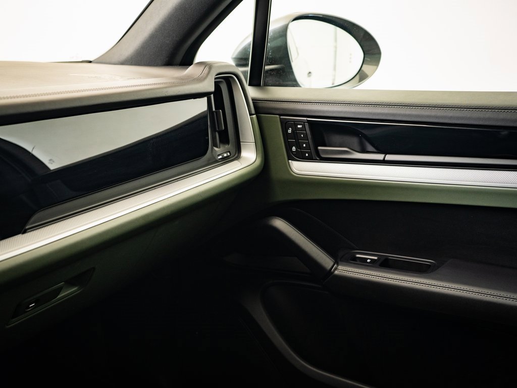 2024 Porsche Cayenne photo 30