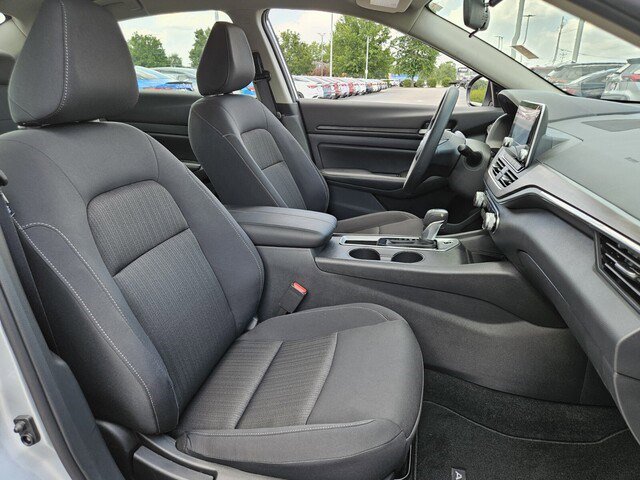2025 Nissan Altima SV photo 17